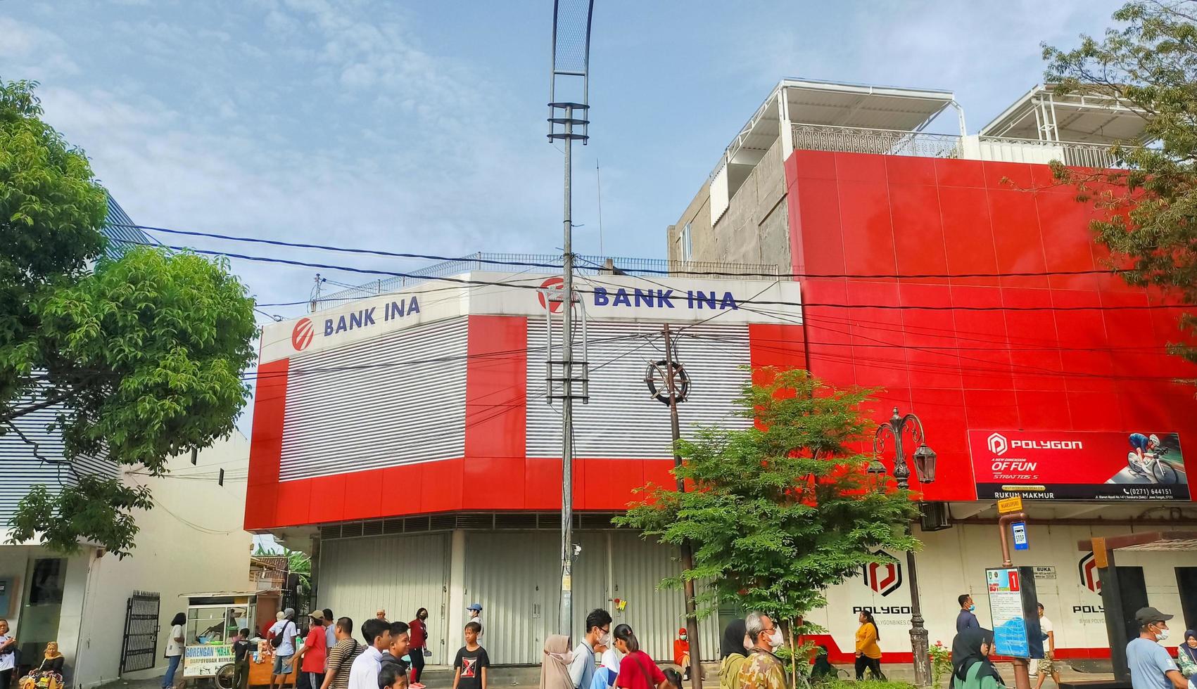 solo - 10. juni 2022 - rotes bankgebäude namens bank ina. Die bank ina ist ein Ort, an dem Menschen sparen und Geld abheben foto