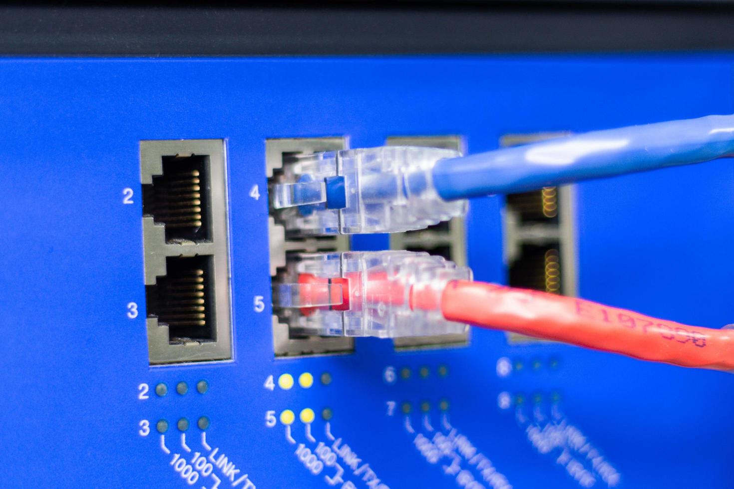 die netzwerkkabel zum verbinden des portes eines switchs zum verbinden des internetnetzwerks, konzept kommunikationstechnologie foto