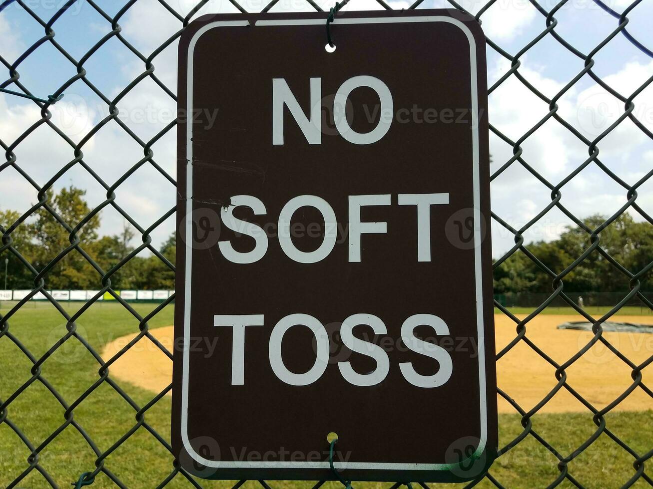 schwarz kein Soft-Toss-Schild am Metallzaun am Baseballfeld foto