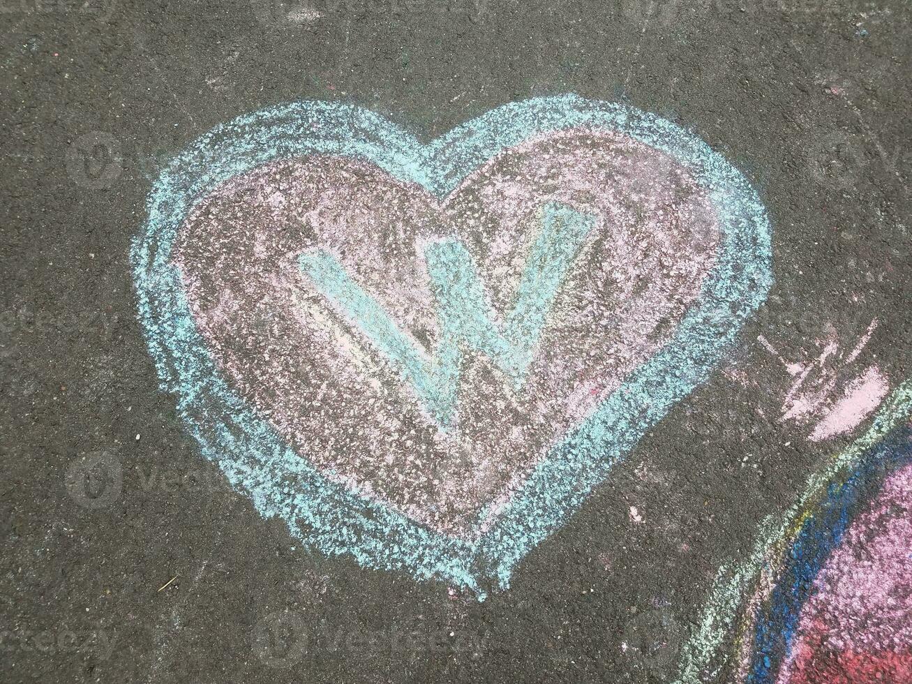 ein blau-rotes herz mit dem buchstaben w aus kreide foto