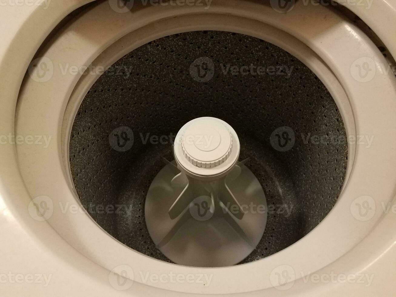 in einem Toplader-Waschmaschinengerät foto