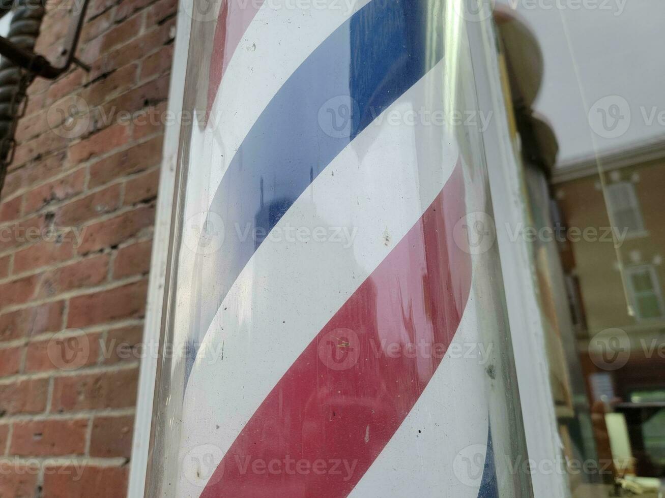 rot-weißer und blauer Friseursalon oder Barber's Pole foto