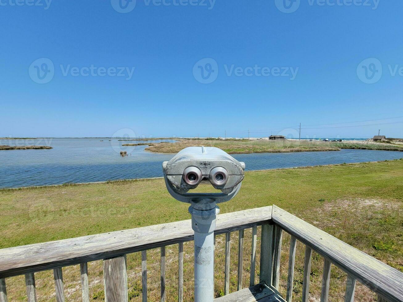 Sucher oder Fernglas mit Wasser und grünem Gras im Freien foto