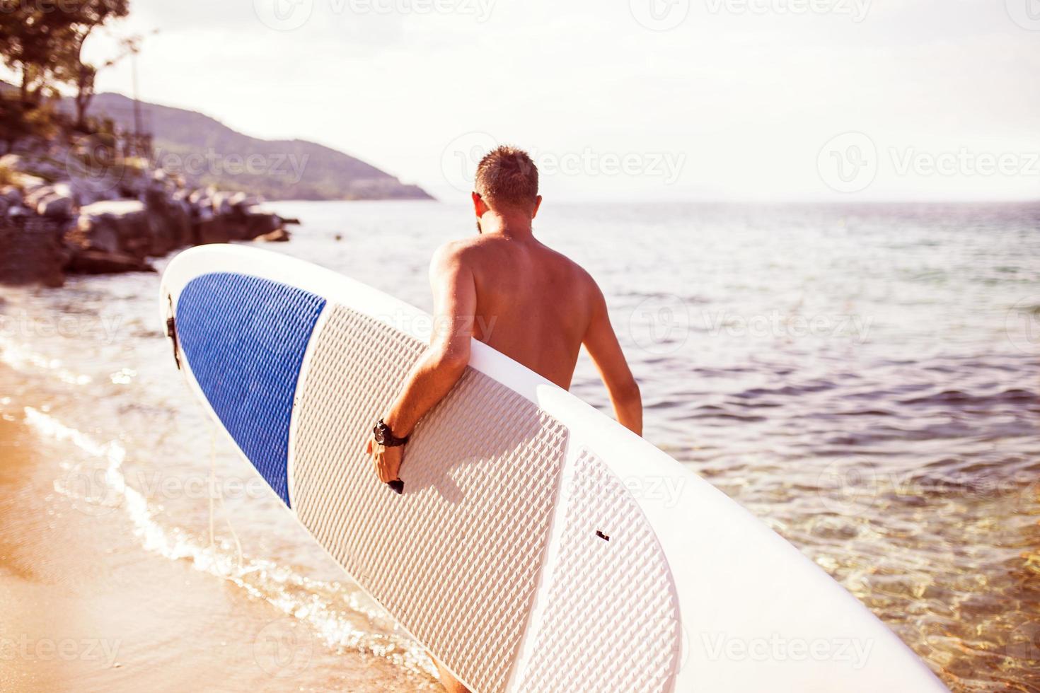 Surfen, Surfen, Strand. Surfer hält Surfer Board foto