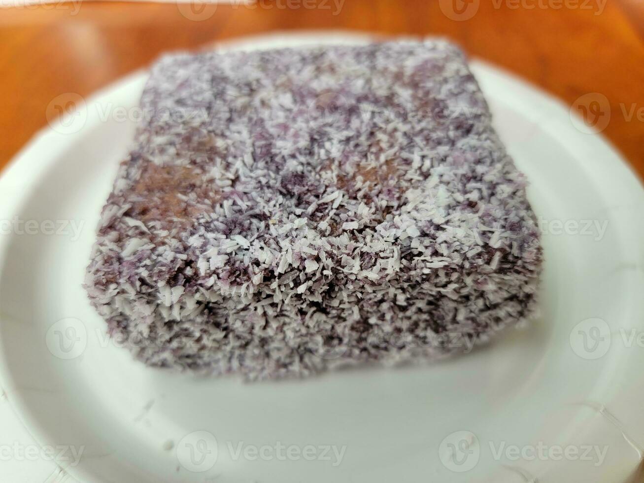 Himbeerriegel-Dessert mit Kokosraspeln auf dem Teller foto