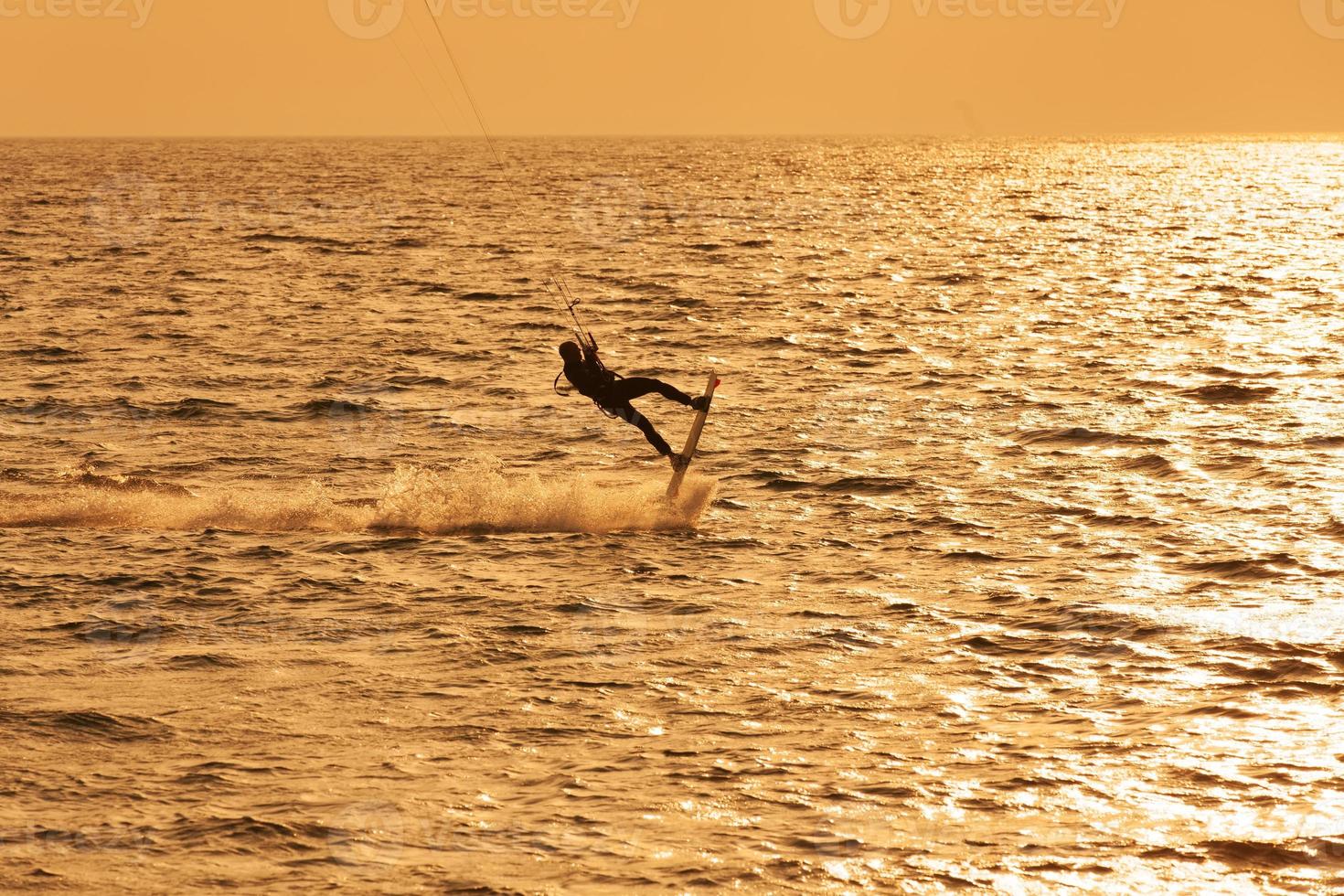 Kitesurfer springen aus dem Wasser foto