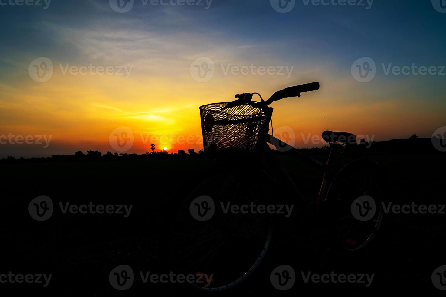 Fahrradschattenbild auf einem Sonnenuntergang foto