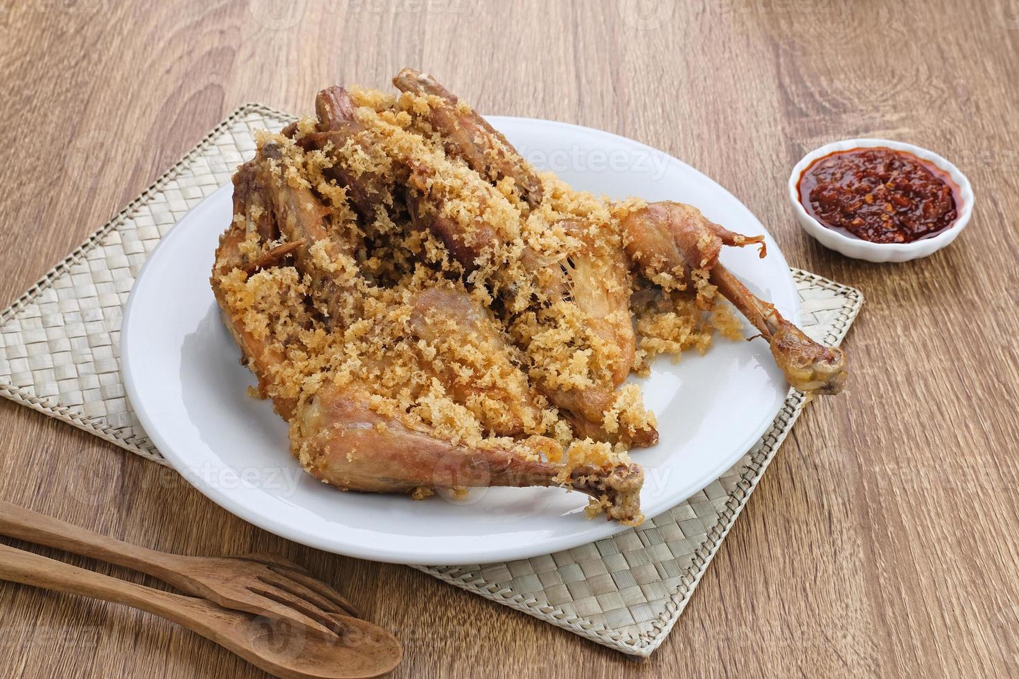 ayam goreng kremes, indonesische küche, gebratenes huhn, das mit speziellen gewürzen gekocht wird, kombiniert mit knusprig frittierten mehlkremes foto