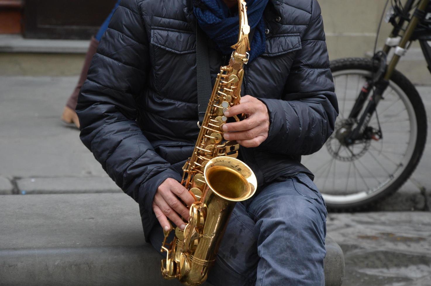 Auf der Straße spielt ein Straßenmusiker foto