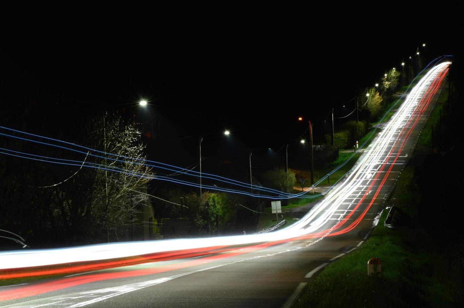 eine Straße in der Nacht foto