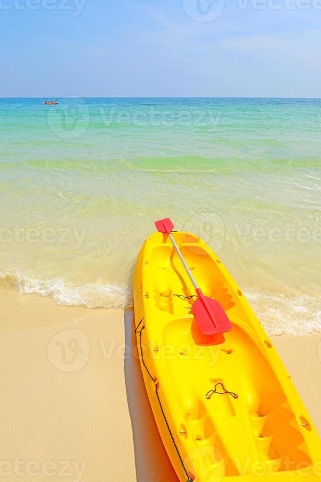 gelbe Kajaks am tropischen Strand foto