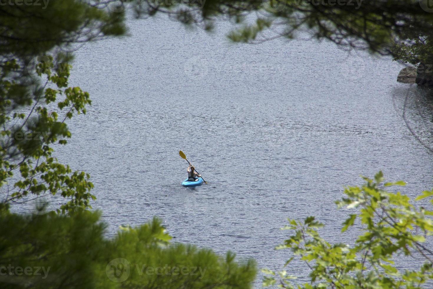 junge Frau im Kajak, Wasser in Sunapee, New Hampshire, Horizonta foto