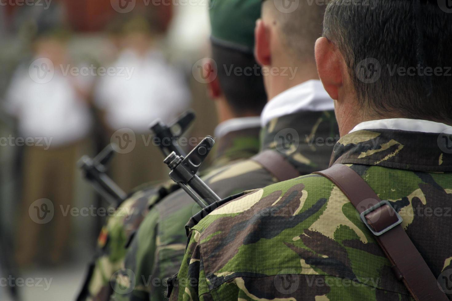 Soldaten stehen bei einer Militärparade in einer Reihe foto