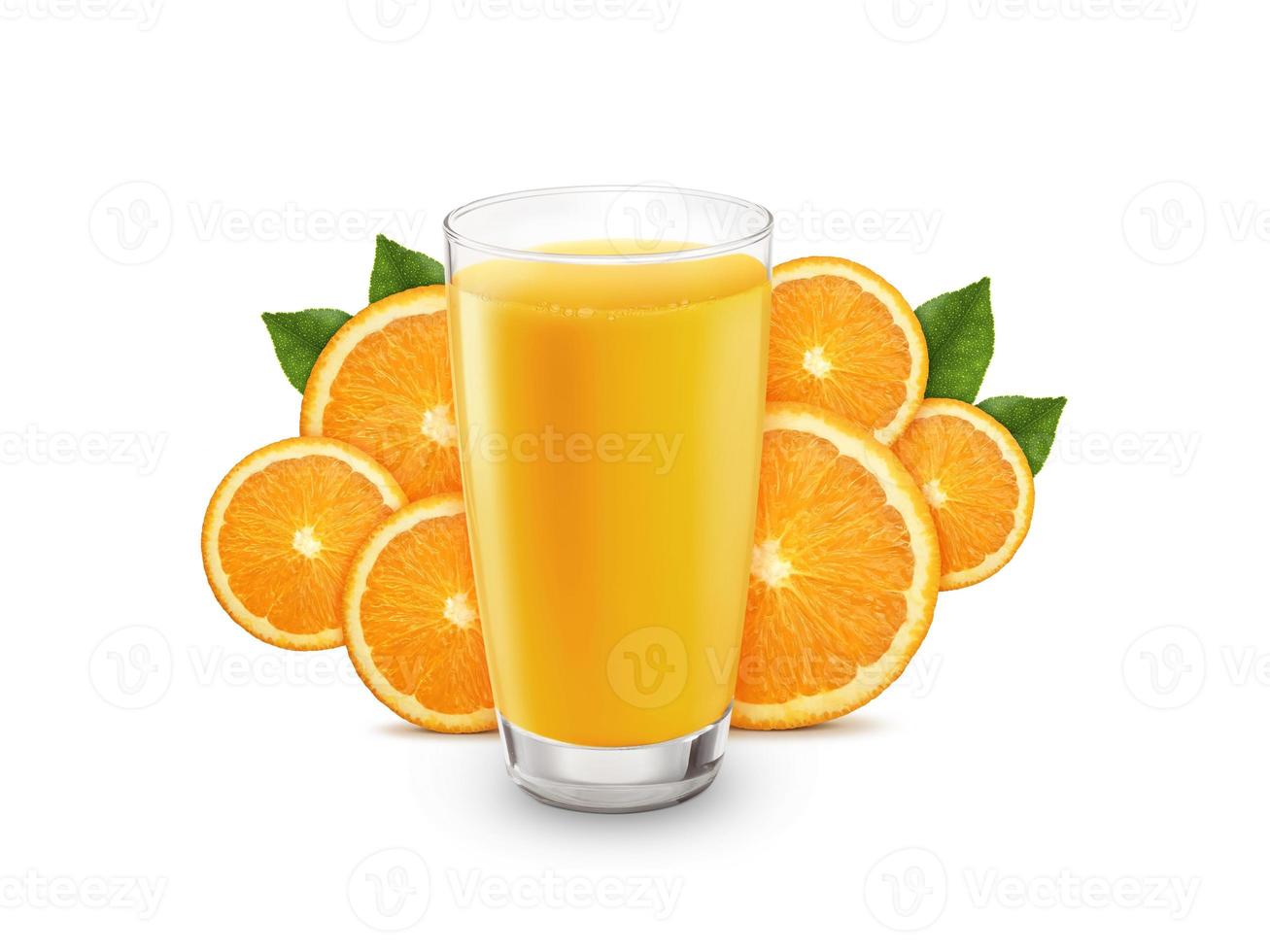 frischer Orangensaft mit Früchten auf weißem Hintergrund. foto
