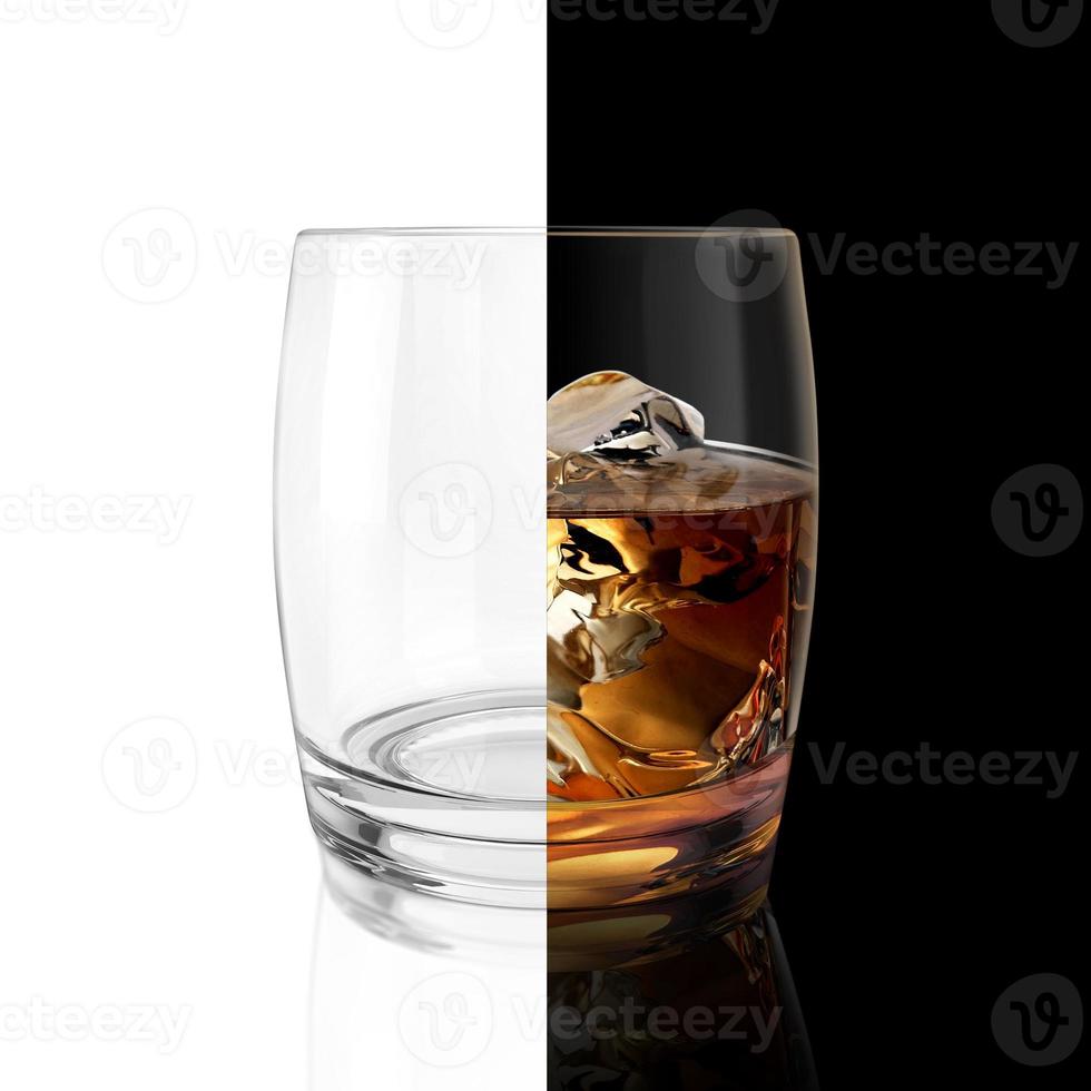 Whiskyglas isoliert auf schwarzem und weißem Hintergrund. das konzept des trinkens zur unterhaltung. 3D-Rendering foto