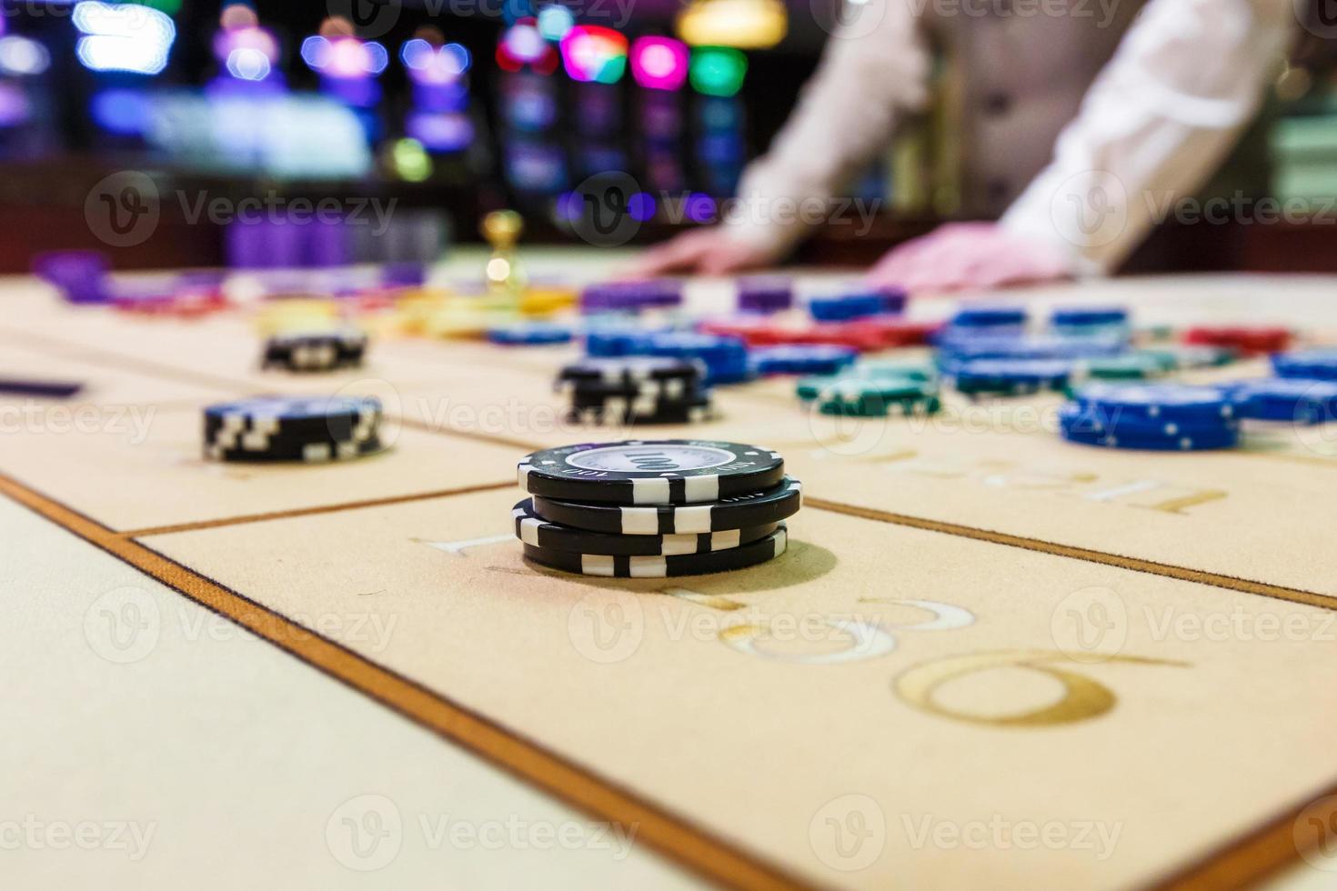 Spielmarken auf einem Spieltisch Roulette foto