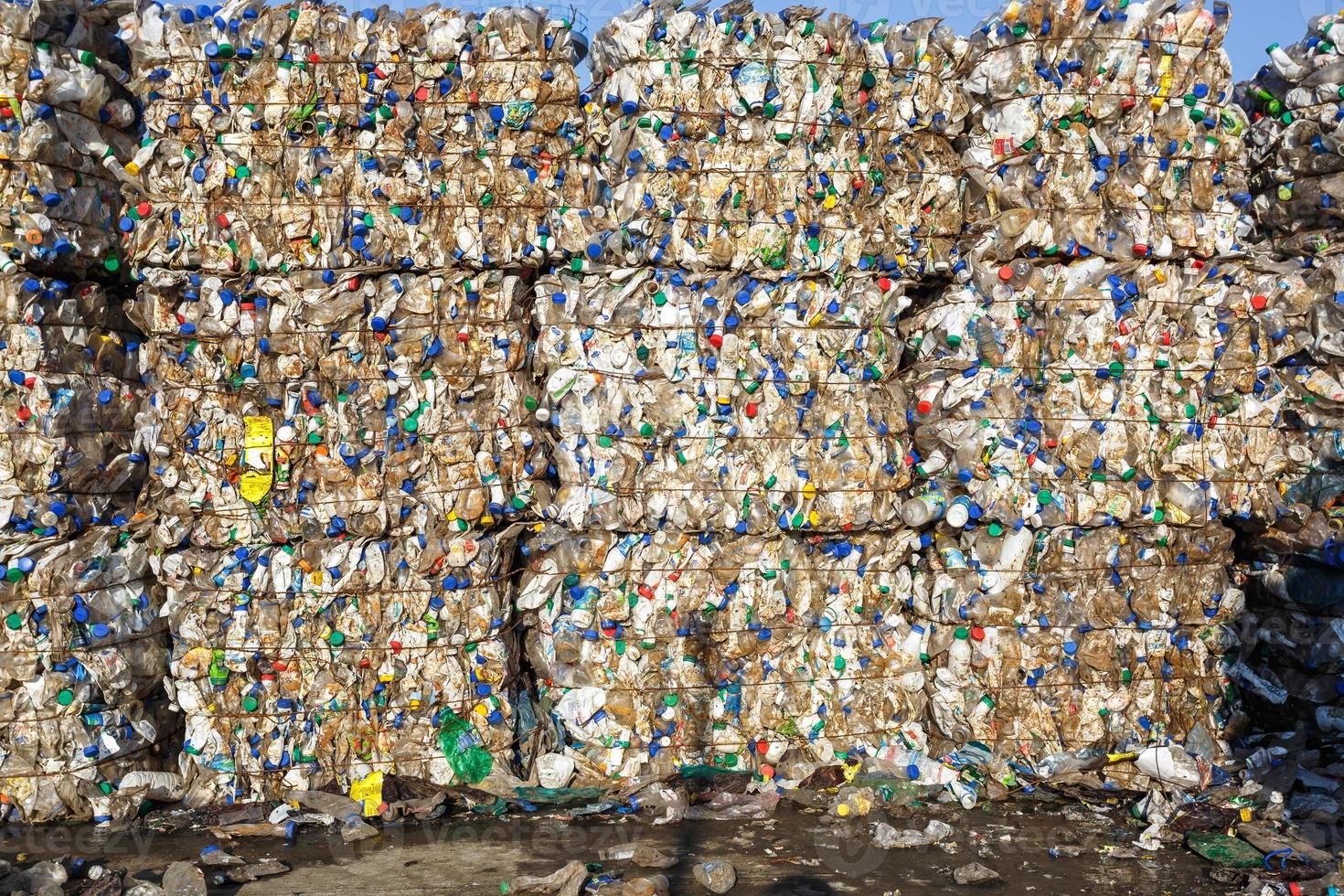 Plastikballen in der Abfallverwertungsanlage. getrennte Müllabfuhr. Recycling und Lagerung von Abfällen zur weiteren Entsorgung. Unternehmen für die Sortierung und Verarbeitung von Abfällen. foto