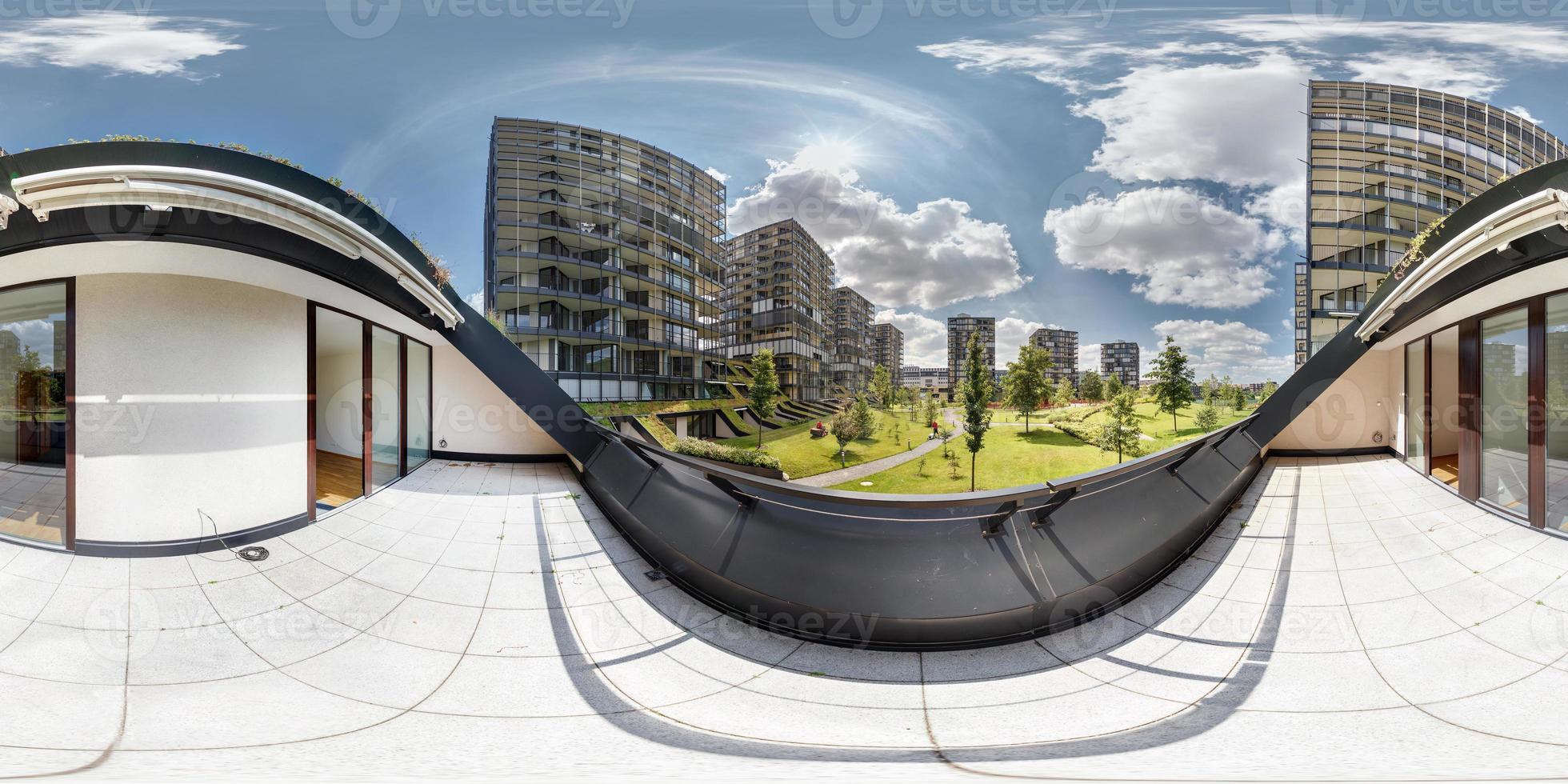 Vollständiges 360°-Panorama in equirectangular sphärischen Projektion, Skybox für VR-3D-Inhalte. Blick vom Balkon auf die Elite-Wohnanlage bei sonnigem Tag foto