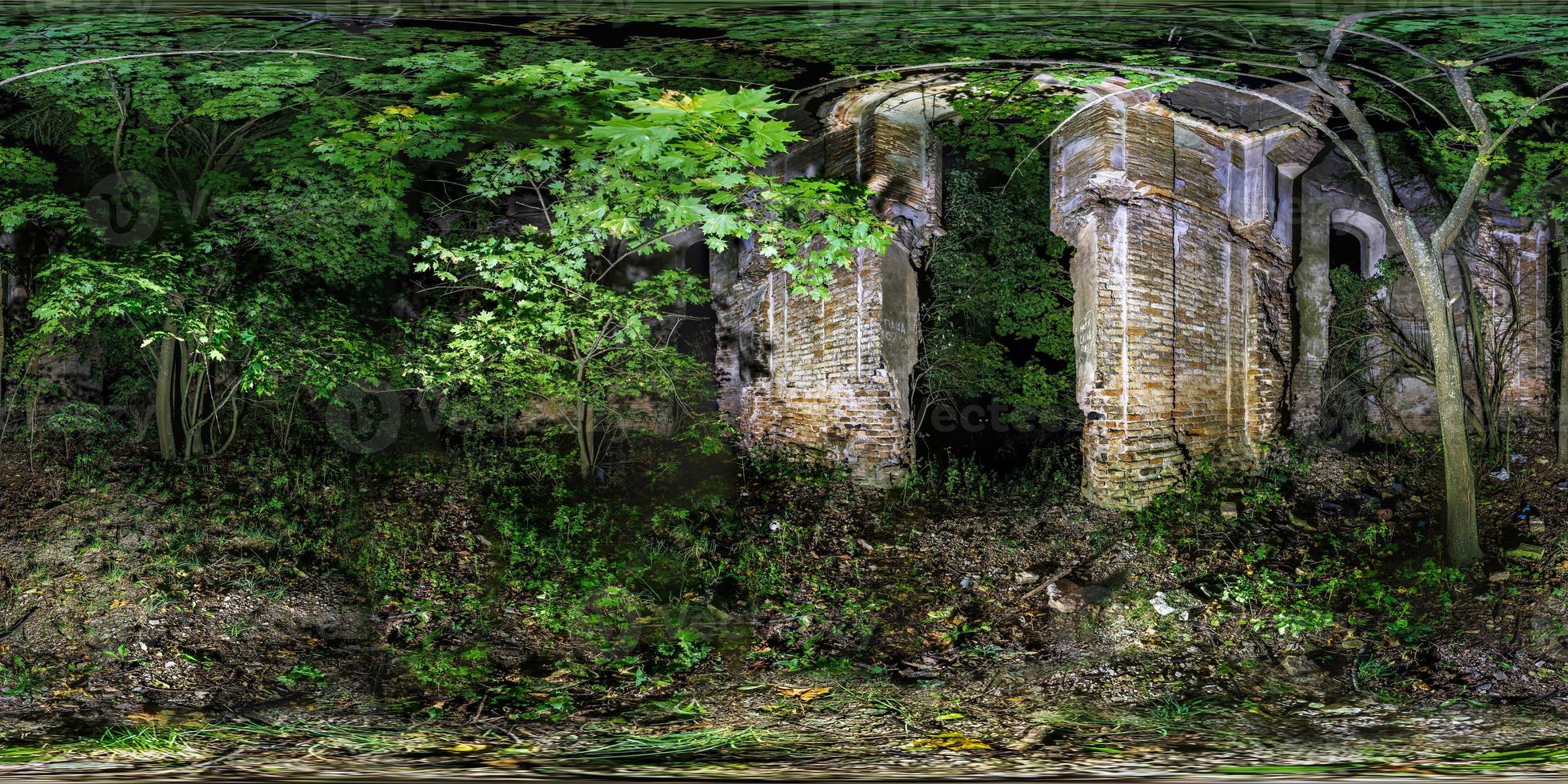volles 360-Grad-Panorama in äquirechteckiger Kugelprojektion in einem alten Grab im Nachtwald. vr-Inhalt foto