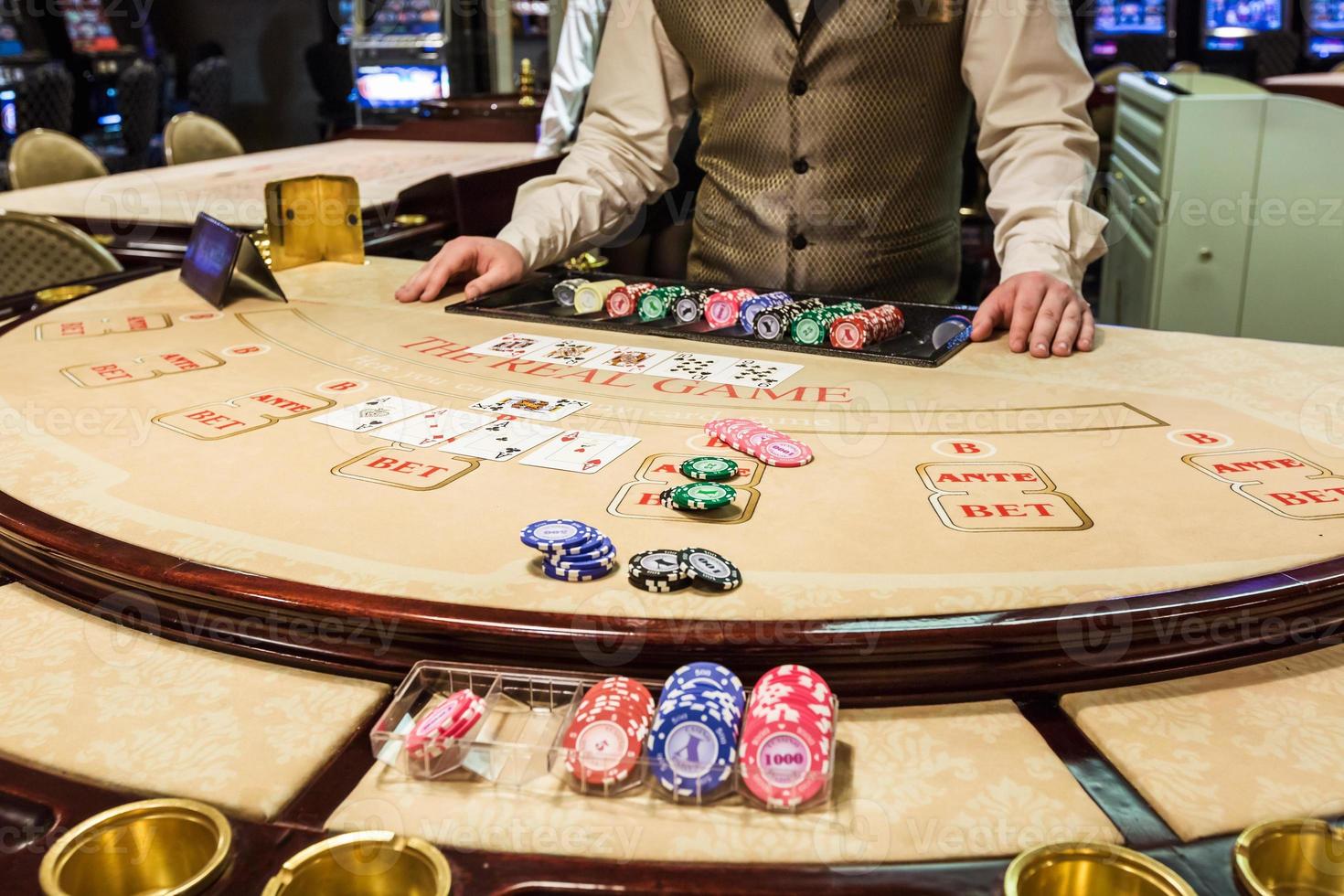 Spielmarken und Karten auf einem Spieltisch Roulette foto