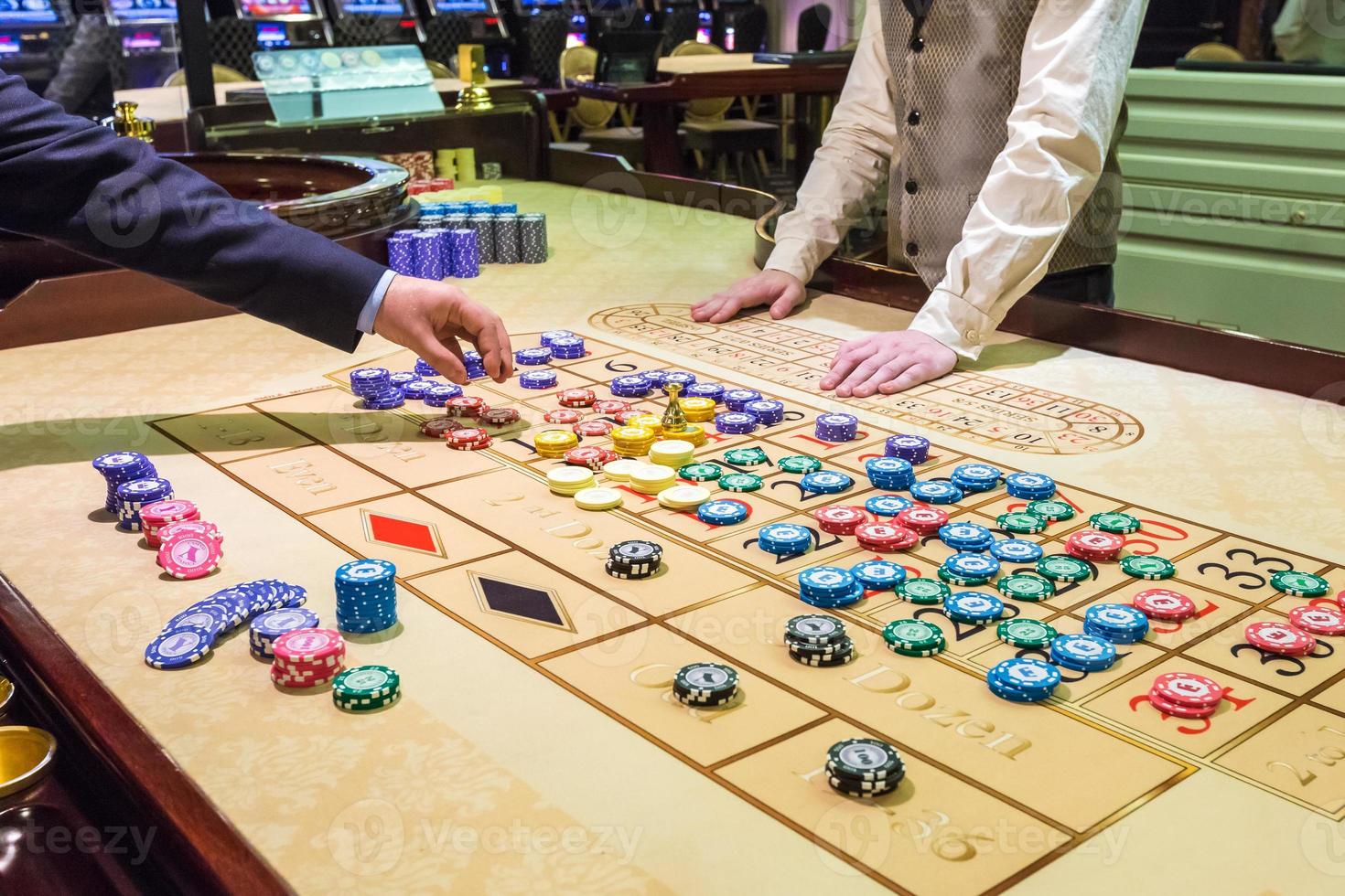 Spielmarken auf einem Spieltisch Roulette foto