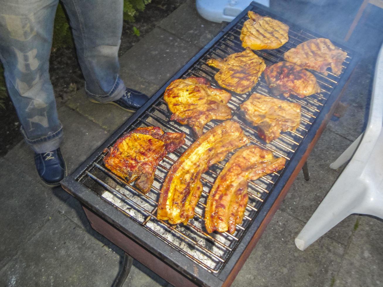 vorbereitung grill bbq lagerfeuer und würste fleisch steak huhn deutschland. foto