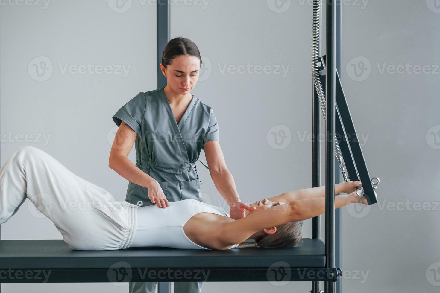 hinlegen. frau ist im gesundheitszentrum und bekommt hilfe vom arzt foto