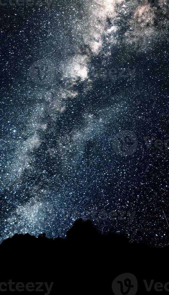 majestätischer Weltraumhintergrund mit vielen Sternen, Milchstraße und Horizont foto