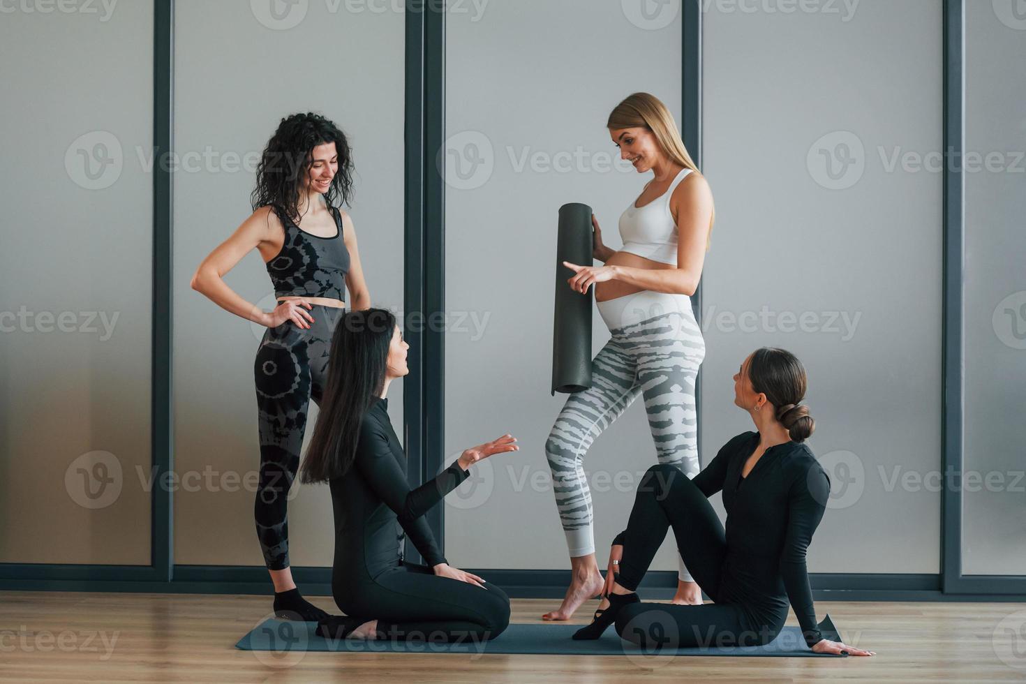 Yoga-Sitzung. frauen in sportlicher kleidung stehen im fitnesscenter foto