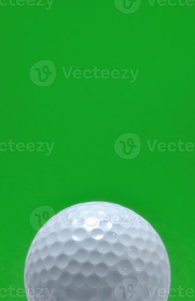 Golfball mit grünem Hintergrund foto