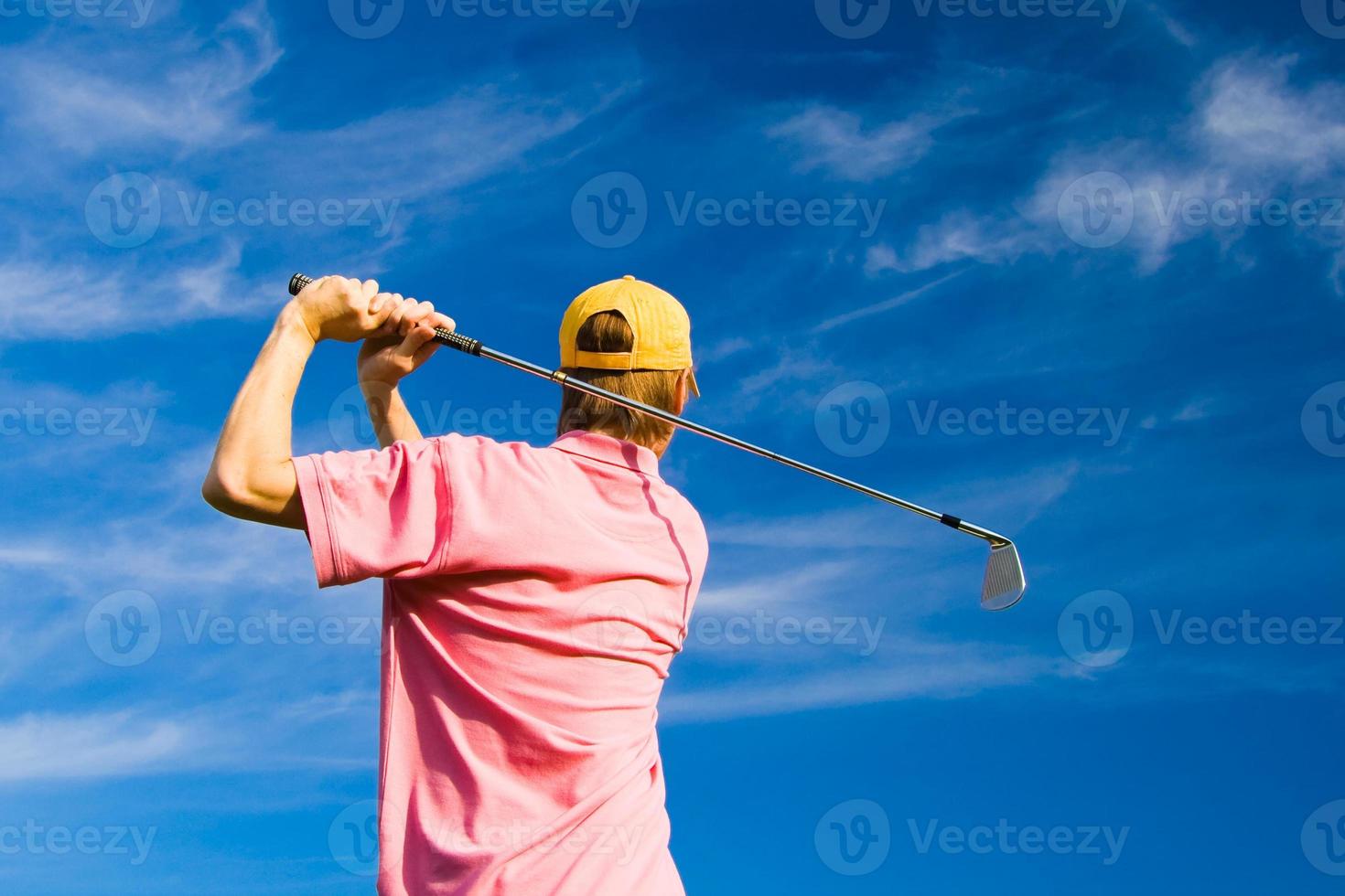 männlicher Golfer auf Sommerhimmelhimmelhintergrund foto