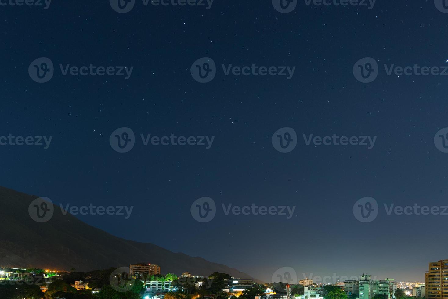 Nachtansicht des Avila-Berges in Caracas, Venezuela foto