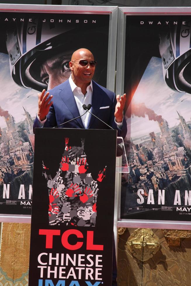 los angeles, 19. mai - dwayne johnson, the rock bei der dwayne johnson hand- und fußabdruckzeremonie im tcl chinese theater am 19. mai 2015 in los angeles, ca foto