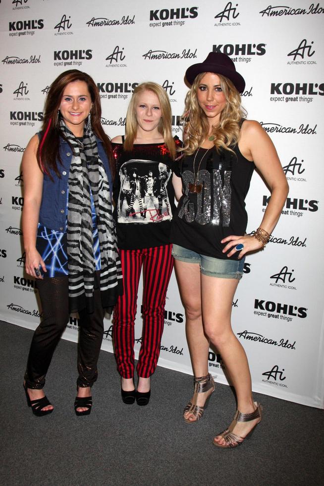 los angeles 16. mai - skylar laine, hollie cavanagh und elise testone kommen zur authentischen ikonensammlung des amerikanischen idols für kohl s fan event bei kohl s am 16. mai 2012 in alhambra, ca foto