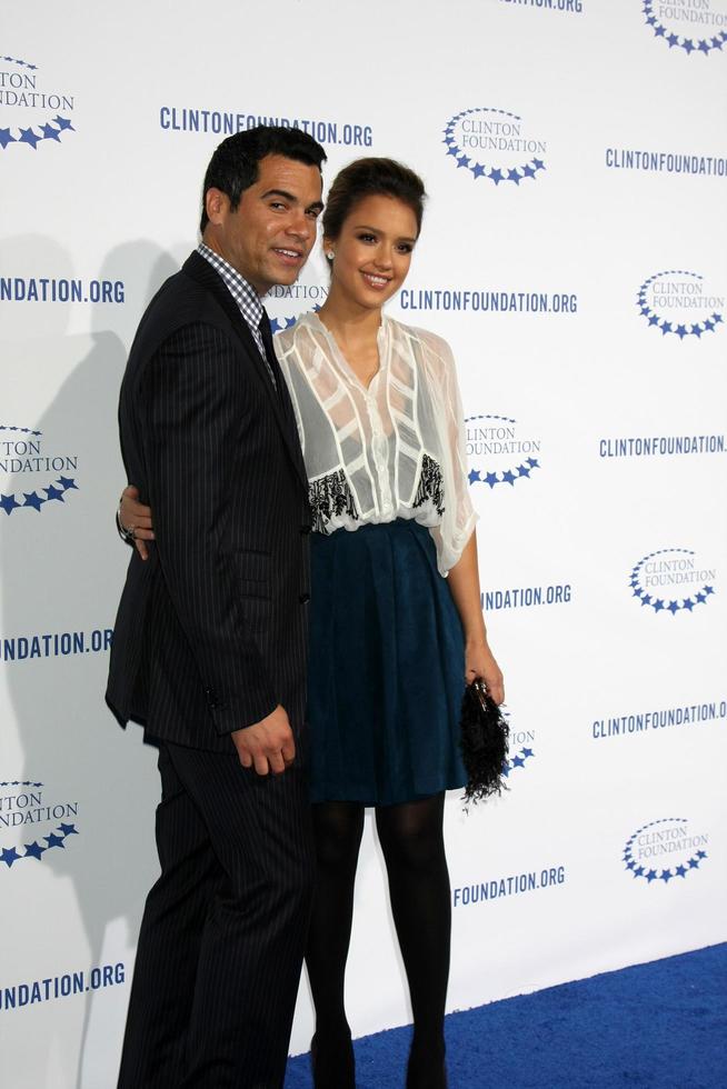 los angeles, oktober 14 - cash warren, jessica alba bei der clinton foundation gala zum jahrzehnt der unterschiede im hollywood palladium am 14. oktober 2011 in los angeles, ca foto