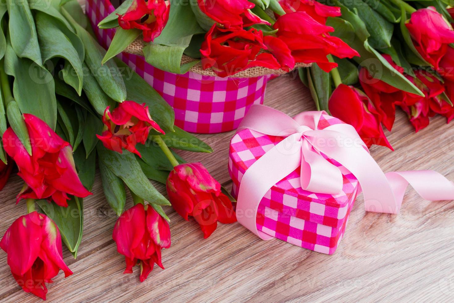 Bündel Tulpen mit Geschenkbox foto