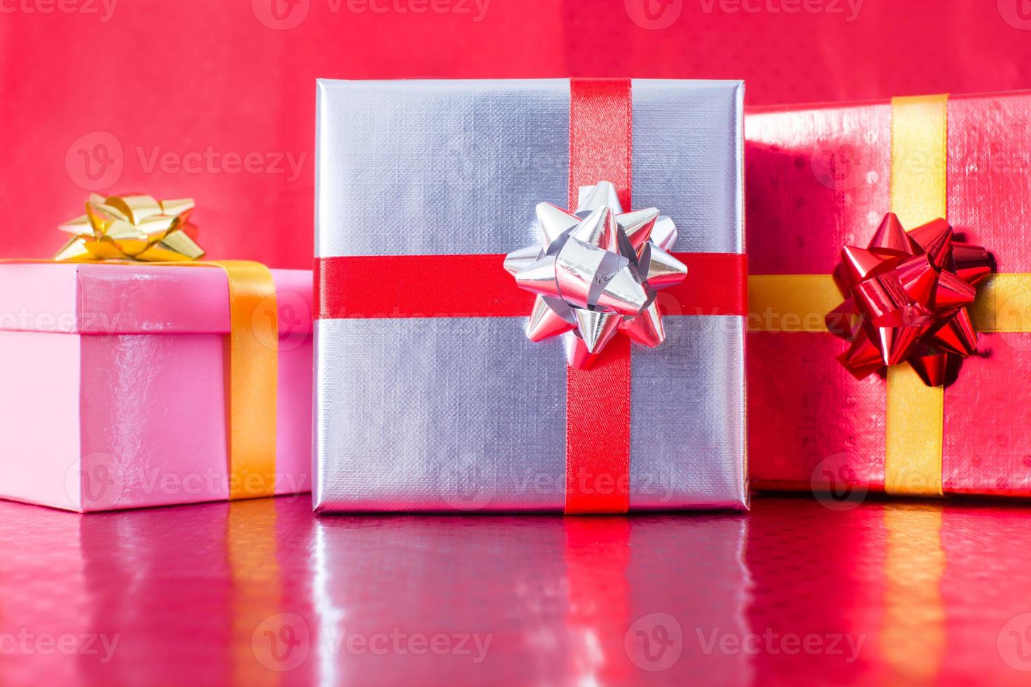 Geschenkboxen mit rotem Hintergrund foto