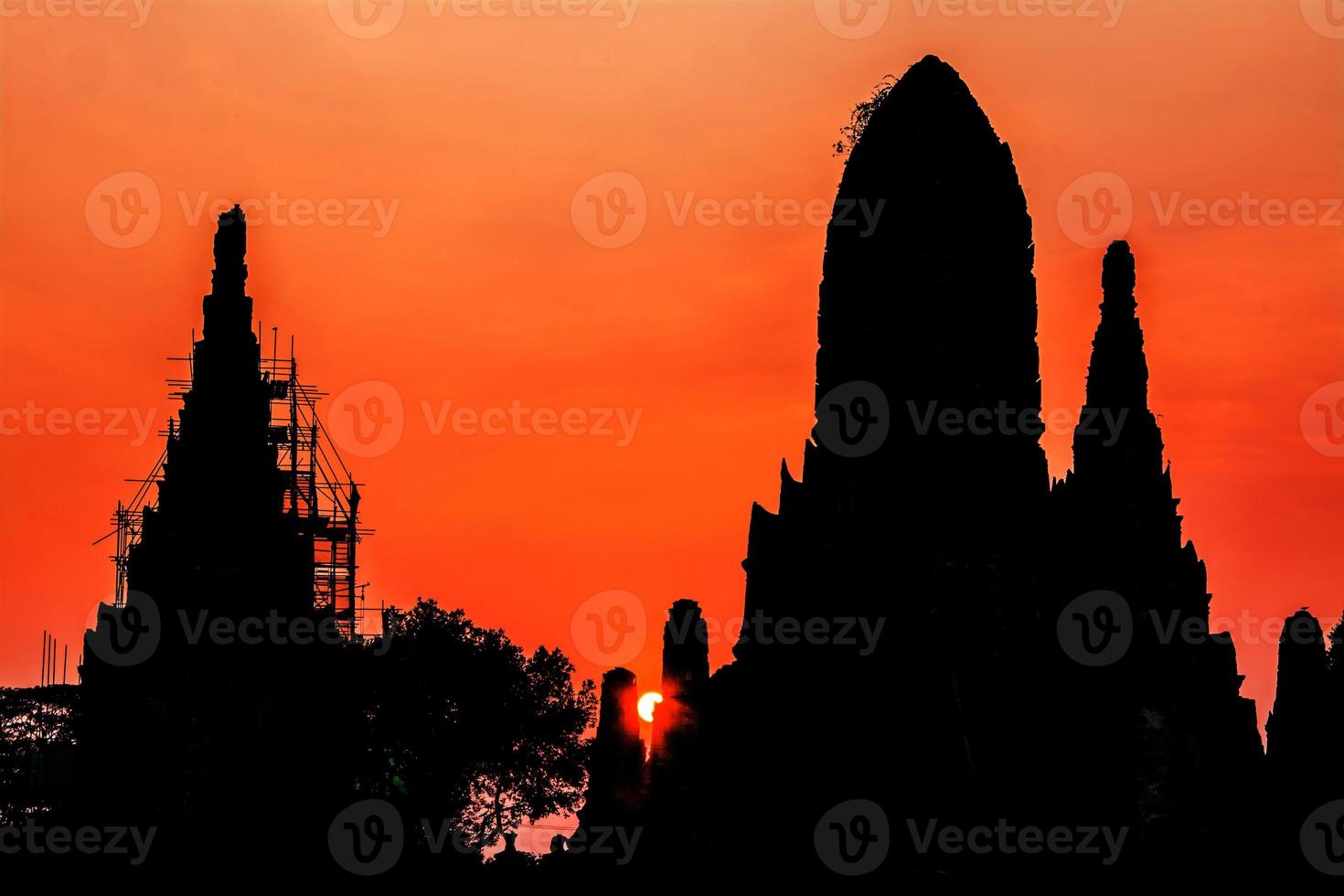 thailand ruinen und antiquitäten im historischen park von ayutthaya touristen aus aller welt buddha zerfall foto