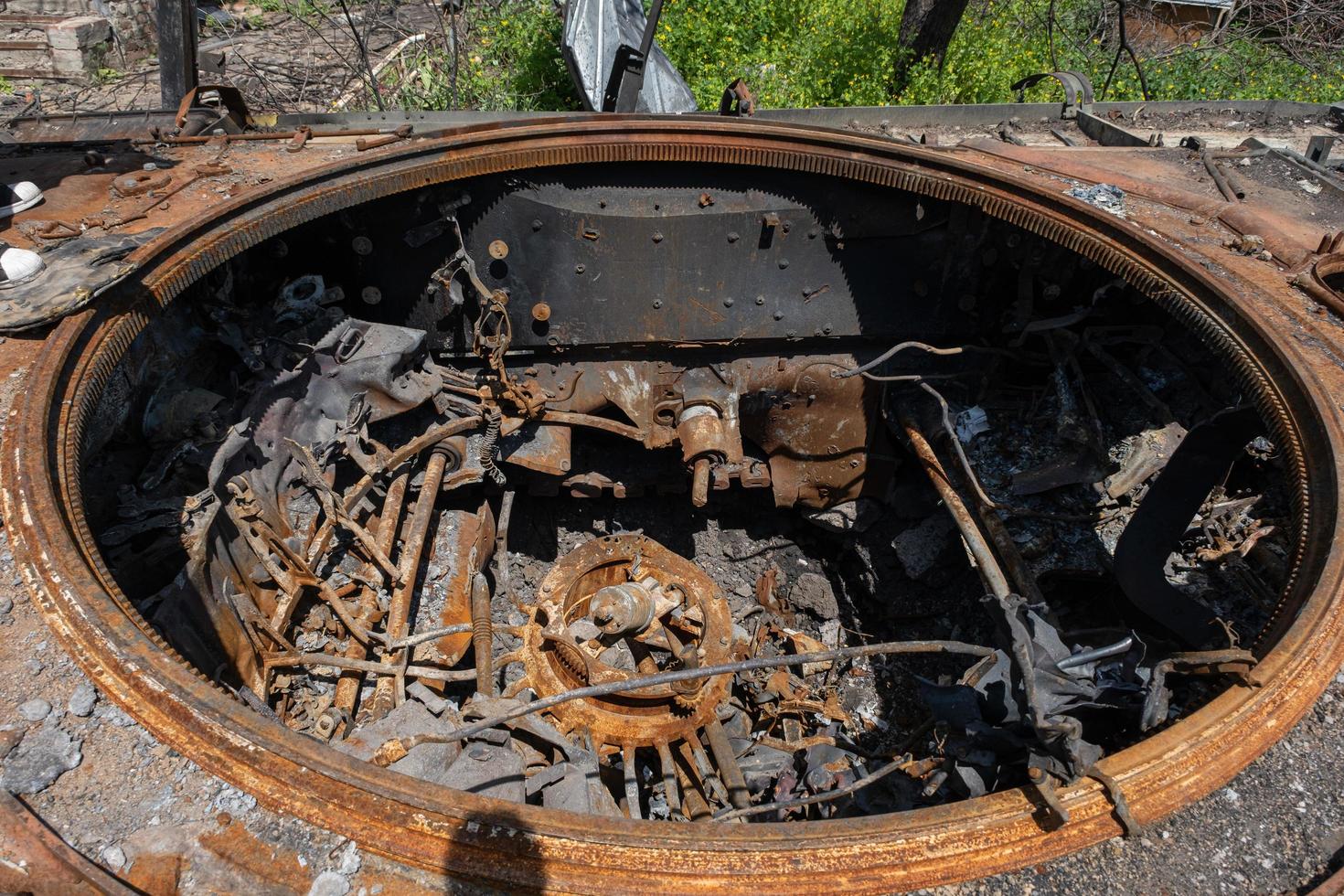 charkiw, ukraine - 04. mai 2022. ein verbrannter russischer panzer in der nähe eines wohngebäudes. krieg in der ukraine 2022. russische raketen in der landschaft von charkiw ukraine. Russische Aggression. russischer angriff auf die ukraine. foto