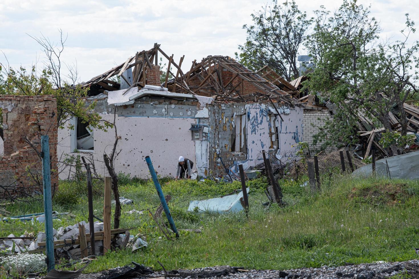 charkiw, ukraine - mai, 04, 2022. krieg in der ukraine 2022. zerstörtes, bombardiertes und niedergebranntes wohngebäude nach russischen raketen in der landschaft von charkiw ukraine. Russische Aggression. foto