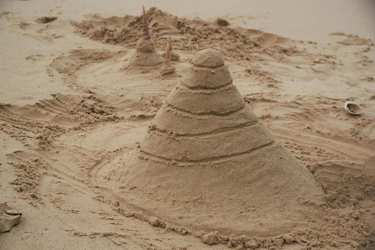 Strandsand als buddhistische Tempel am Strand bilden foto