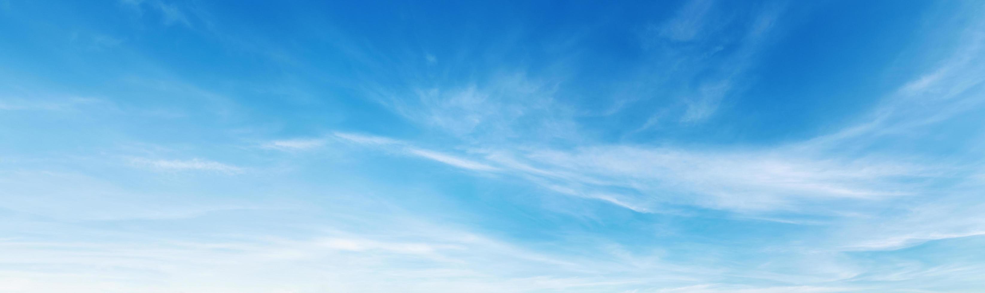 blauer Himmel mit weißem Wolkenhintergrund foto