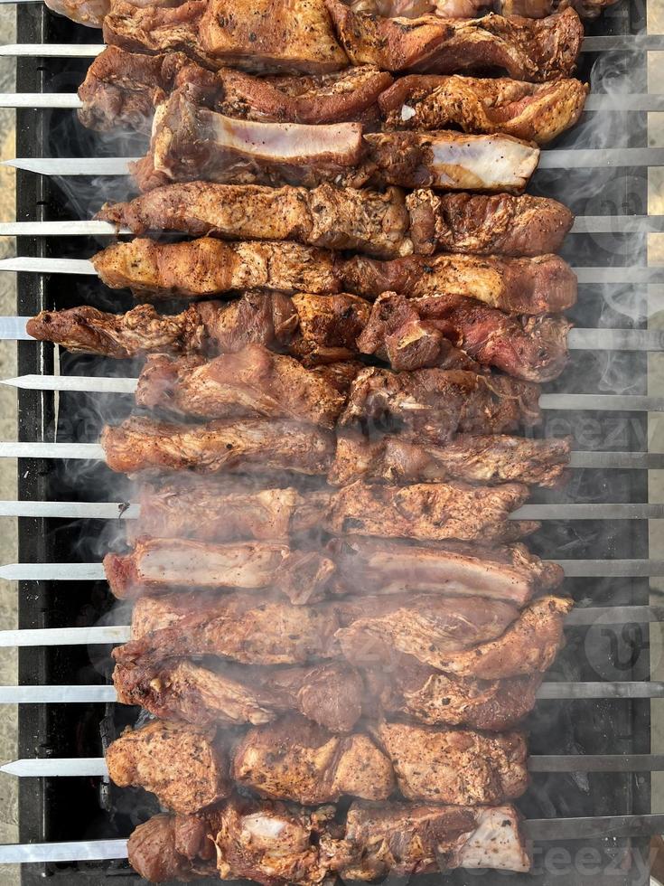 Grill - Ansicht von oben. Kohlespieß Fleisch. Fleisch im Freien braten. Abendessen foto