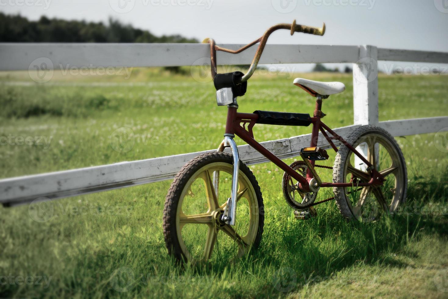 altes Vintage Fahrrad BMX, Land szenisch, Unschärfeeffekt foto
