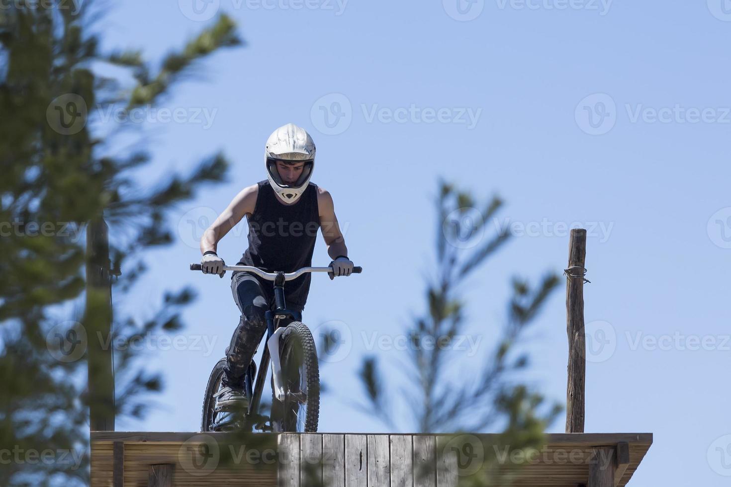BMX Biker bereit zu springen foto