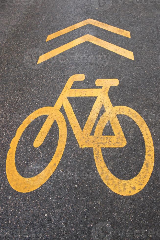 Fahrradwegschild auf der Straße foto