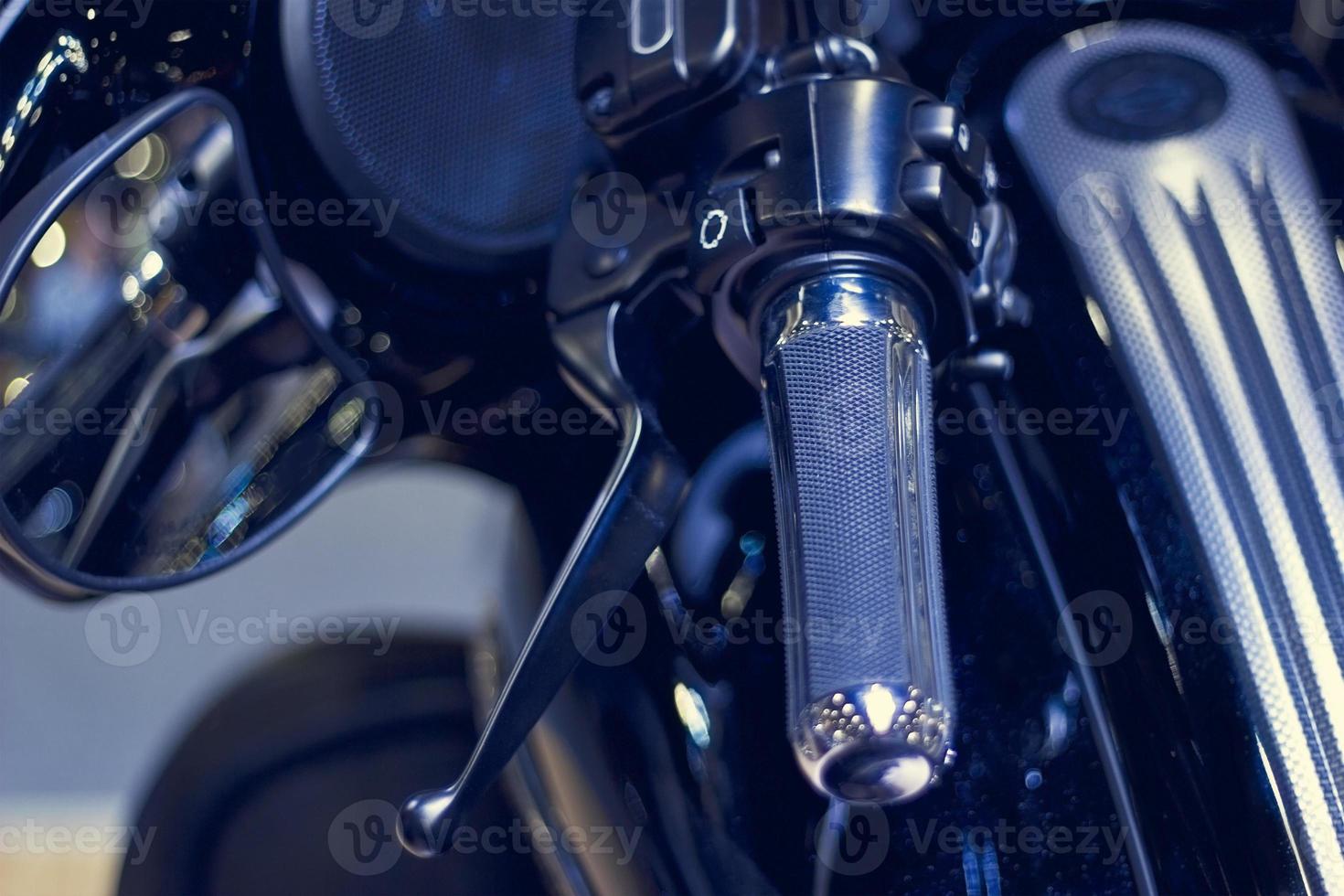 Lenker Motorrad in dunklem Hintergrund, Weichzeichnung und Unschärfe foto