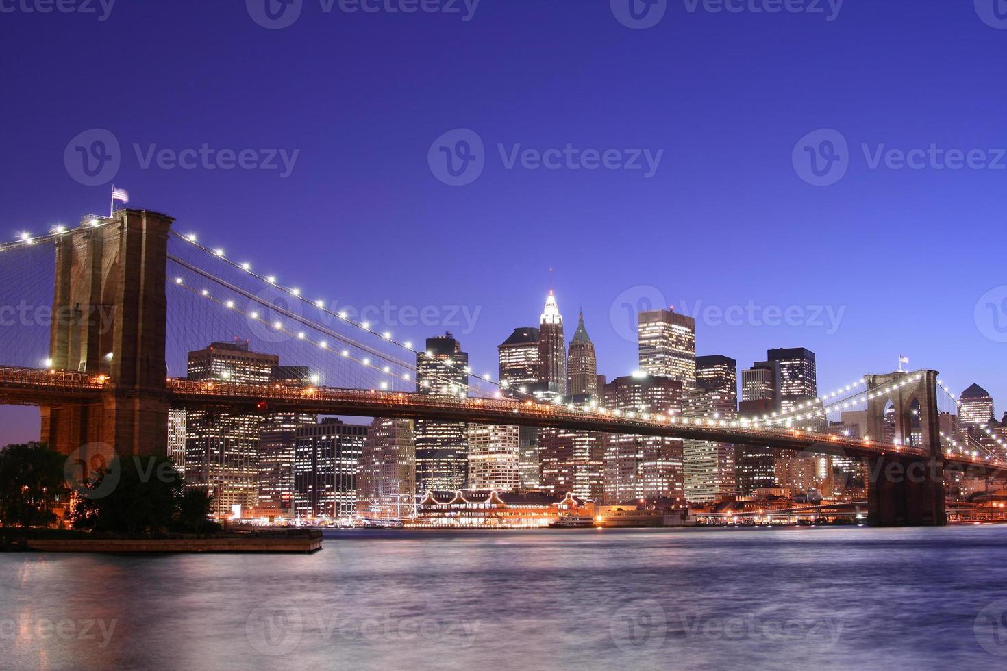 Brooklyn Bridge und Manhattan Skyline in der Nacht foto