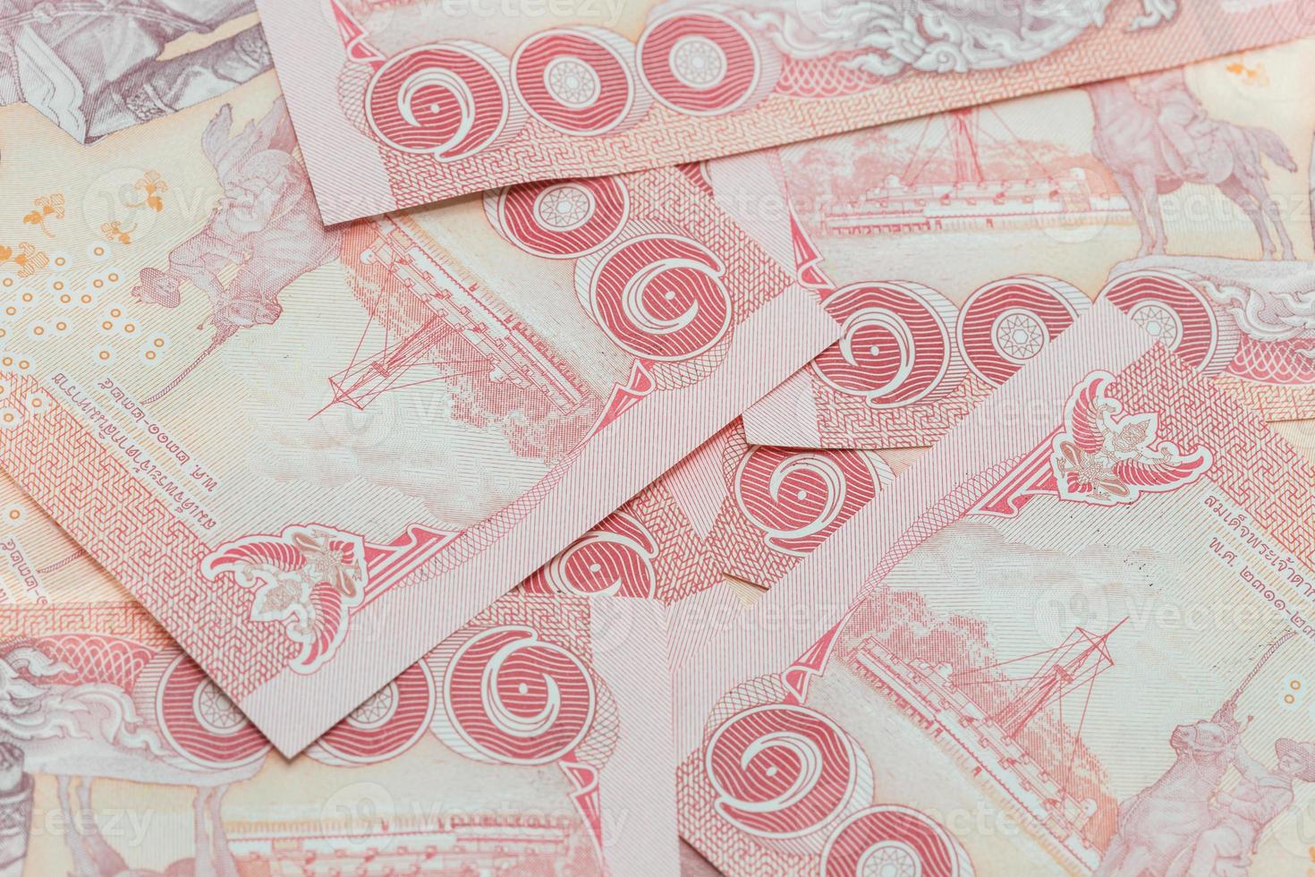 thailändisches Geld in hundert Banknoten foto