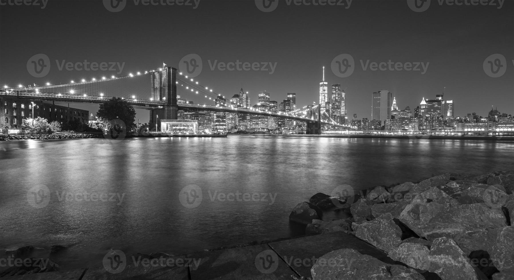 Schwarzweiss-Foto von Manhattan Waterfront bei Nacht. foto